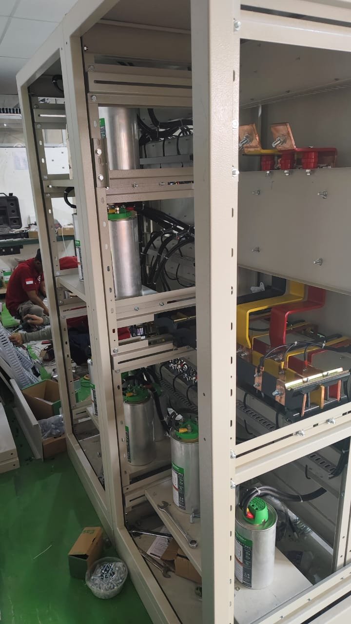 Capacitor Bank Internal Busbar Layout & Dedicated Switching Contactors